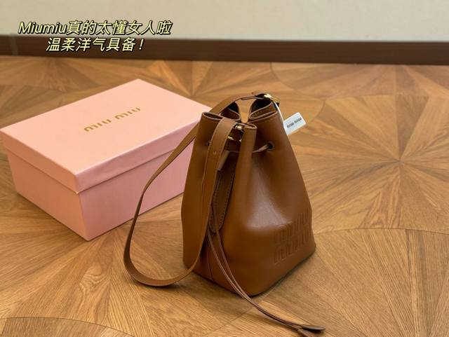 配盒 size：16*22cm 入了miu 水桶包 入坑很难不花心 每天都有新的爱~ miumiu抽绳小水桶也太好看了