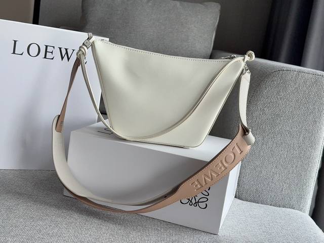 配盒 配置3种肩带 size：底宽17 上宽27*高16cm Loewe Hammock Hobo loewe 吊床包超可爱 HOBO还能这样 搭配新出的宽肩带