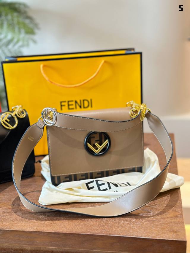 Fendi Kan IF系列棕拼浮雕F全皮款 Fendi KanIF系列棕拼浮雕F全皮款手提肩背包两根肩带均可拆卸25*18超级气质鸳鸯色金属很特别气质百搭又实