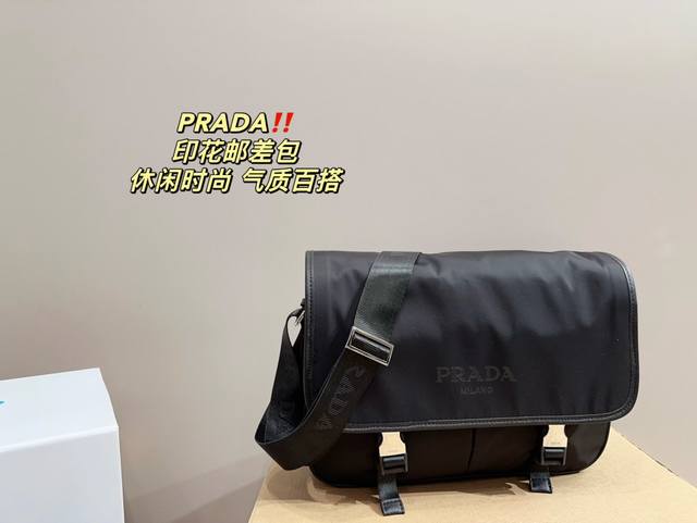 折叠盒尺寸31.22 普拉达 印花邮差包 包包正面是 prada 字样暗纹 非常帅气硬挺的 正儿八经儿的霸气 小号尺寸很难得 女孩背起来不会压身高 更多了一份精