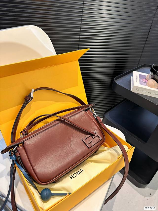 Fendi Vintage芬迪法棍包 2024年米兰时装周街拍中，潮人们背的最多的包包大概就是Fendi芬迪的这款腋下包了 尺寸：24 14 货号2416