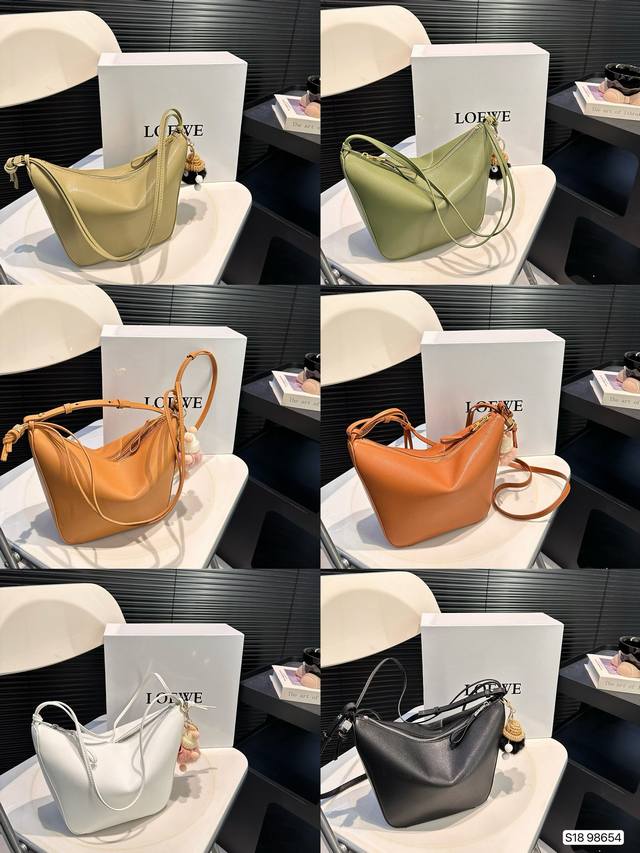 配盒子 loewe hobo 罗意威腋下包 新款爆品来袭 oewe hobo 超级轻便极简高级的包身设计，毛毛挂饰，内里人字纹村里，容量也很棒，非常实用~手机，