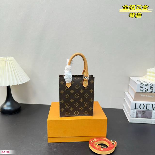 折叠盒 size：14.18cm Lv 迷你购物袋 Lv 琴谱包出货 高订牛皮！升级版！ 配长肩带斜挎可以手提 一上身就秒爱上它！