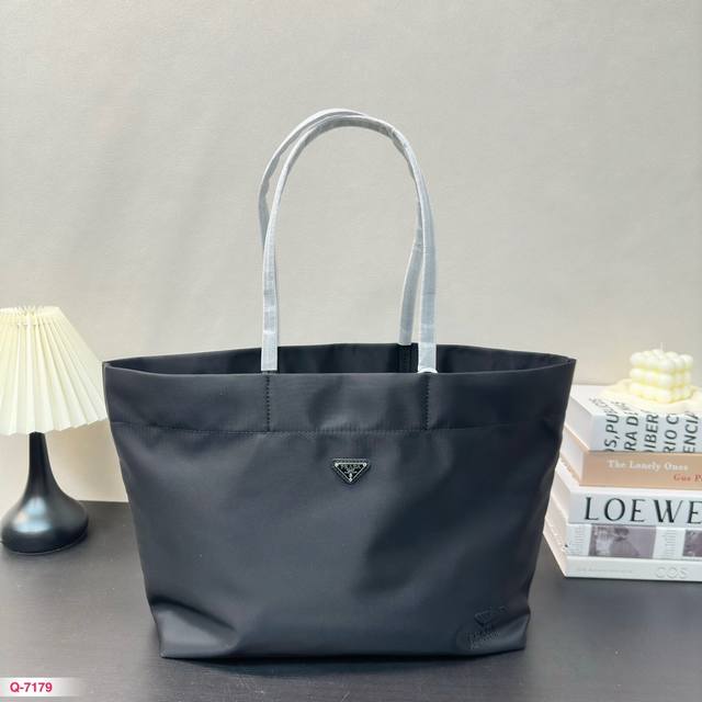 普拉达尼龙包托特包 Prada 时髦精品大容量 超级可上身绝绝子 尺寸38.33cm