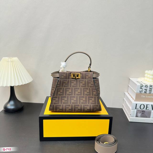 配折叠盒 尺寸：23*18cm Fendi 芬迪 peekaboo 系列 “躲猫猫”， 22ss款软皮系列 两个隔层均以经典PEEKABOO转锁开合。 硬隔板并