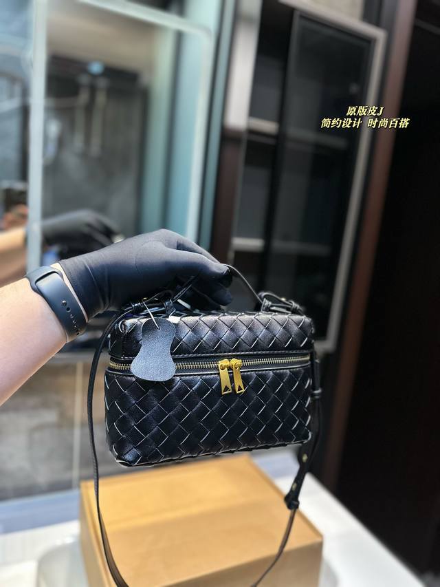 Bottega veneta Bv高级 Cassette手袋 编织托特包 新款，简洁的线条，柔软的包身，并且相当实用，街头巷尾它的身影无处不在，牛皮 也成为经典