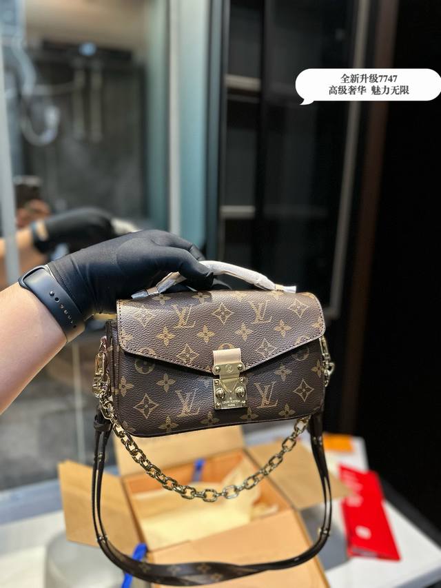 折叠飞机礼盒 LV Mini 新款邮差包 定制激光篆刻锁扣 老花手提单肩斜挎包，优雅低调的外形设计和宽敞的包身更加入了实用性，LV闪亮的纯钢金色五金配件- 可调