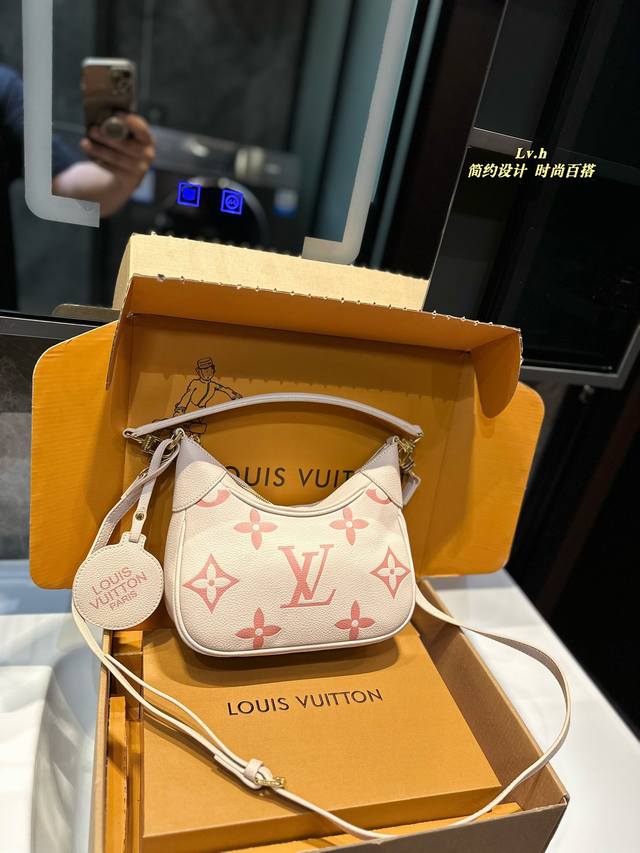 LV 新品 Bagatelle 腋下包 单肩斜挎款 这款包真的很简单 越看越好看 容量非常感人 轻松装纳日常随身物品 这只包真的要安利大家 简直是搭配神器 尺寸