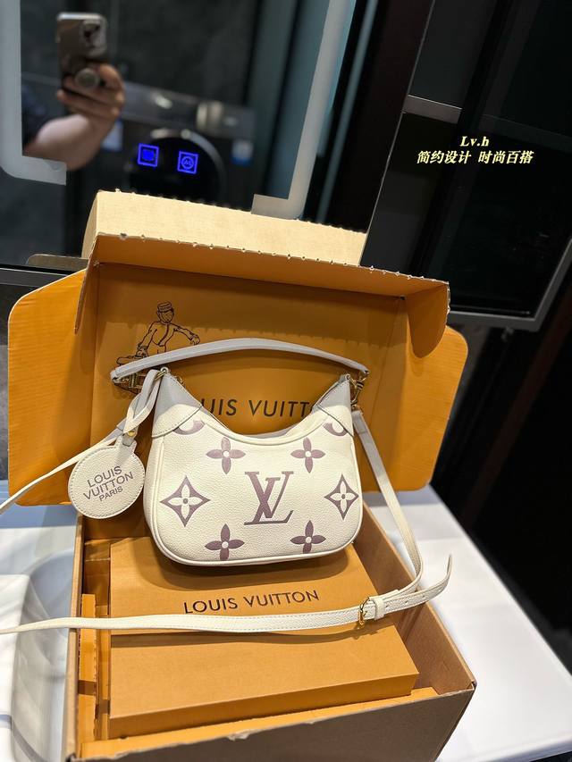 LV 新品 Bagatelle 腋下包 单肩斜挎款 这款包真的很简单 越看越好看 容量非常感人 轻松装纳日常随身物品 这只包真的要安利大家 简直是搭配神器 尺寸