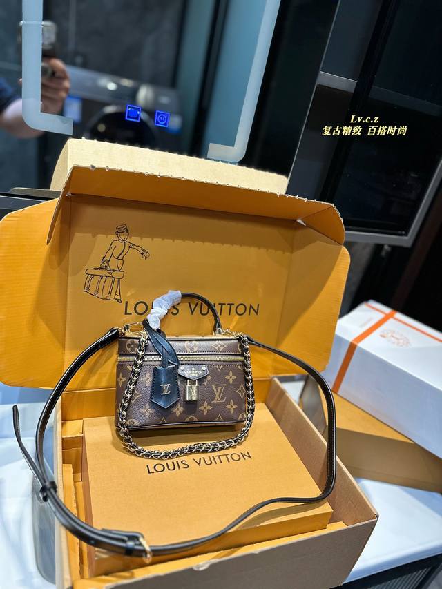 礼盒包装 LV 2024 Vanity Chain Pouch 手袋 包包 Vanity Chain Pouch 手袋以经典化妆箱为灵感，同样采用 Monogr