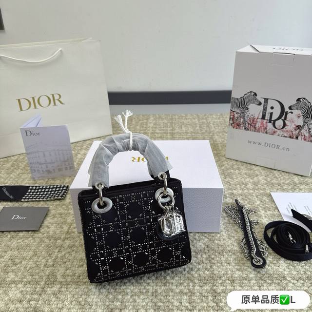 全套包装 lady dior3格真丝烫钻 高版本 D家戴妃闪闪发亮的钻石菱格，非正常的丝绸材质，有创意又不过分夸张，不会给人用力过猛的感觉，而且真丝的高级感，重