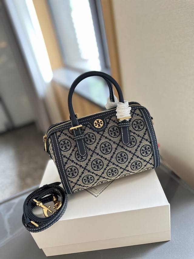 折叠礼盒包装 快拿下这只小可爱！ Tory Burch mini 波士顿尺寸18.5cm tb的老花纹路太让人喜欢了！！ 包包容量还可以，能塞得下12proma