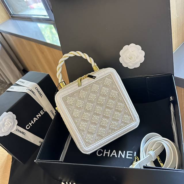 礼盒包装 chanel珍珠水钻手柄晚宴包方盒包 小香家重工手工坊新品 我愿称本季最美手柄 可以手提的化妆箱 包包双拉链设计 很实用 尺寸 20