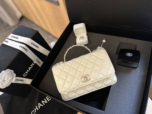 超值套盒 全套折叠礼盒包装 chanel 珍珠发财包chanel戒指手镯chanel镜子 CHANEL 24新款珍珠手柄woc 24K最火的一款 尺寸：20cm