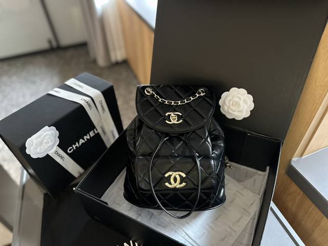 折叠礼盒包装 chanel24p duma中号双肩包 口袋设计加上两个个chanel双clogo整包很立体有型 尺寸20