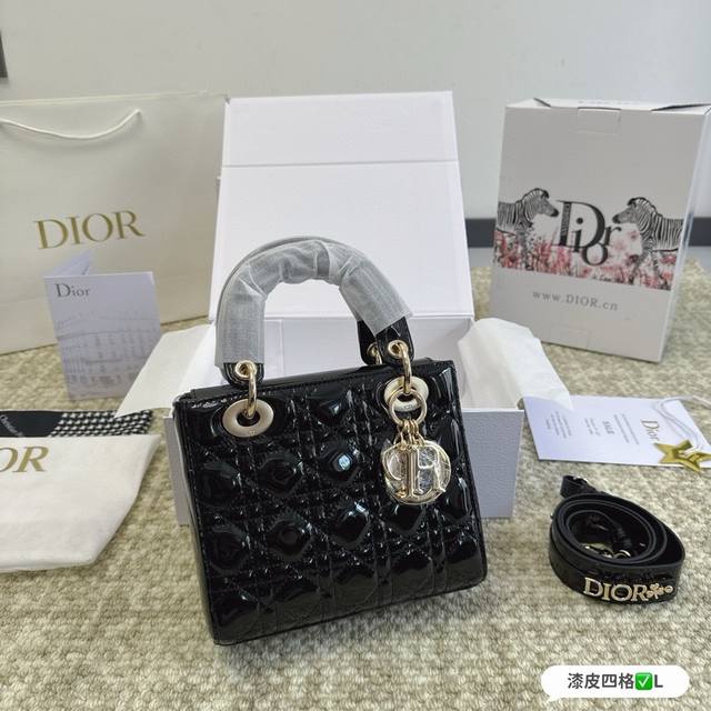 全套包装 漆皮原单品质 Dior 迪奥戴妃包 不好穿搭？？ 这款戴妃包算是迪奥最经典的包包之一了吧！！很多人都因为觉得它太小不实用又不好搭配放弃了它 还是阻挡不