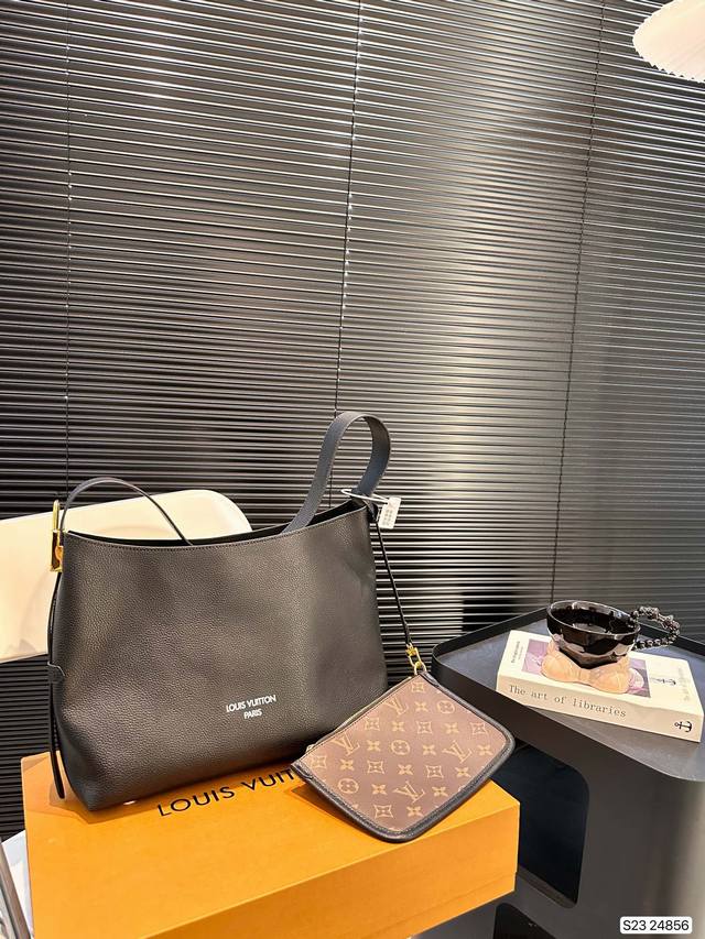 配折叠盒子 LV“low key ”hobo-包包分享 Louis Vuitton 刚刚在官网发售全新Low Key系列手袋，新作选用柔软的粒面牛皮革塑造洗练H