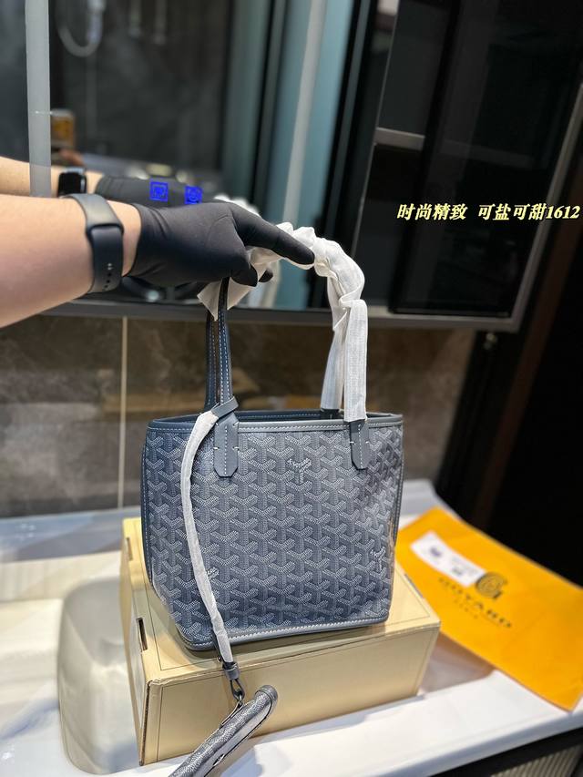 Goyard mini戈雅菜篮子▼通 勤天花板容量超乎想象可可爱爱的实用包包~ 很多姐妹2次回购的款款~因为实在是太太太百搭实. 用 配有小卡包一个噢~双面牛皮