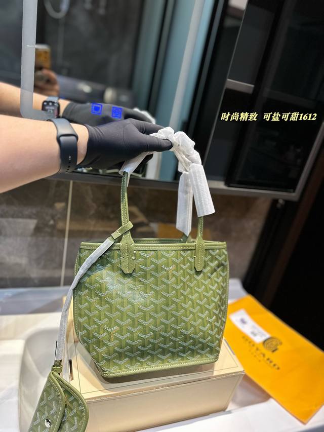 Goyard mini戈雅菜篮子▼通 勤天花板容量超乎想象可可爱爱的实用包包~ 很多姐妹2次回购的款款~因为实在是太太太百搭实. 用 配有小卡包一个噢~双面牛皮