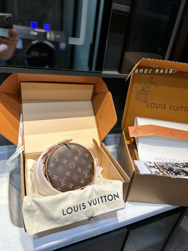 折叠飞机礼盒 ootd ｜Lv 最新Mini 软圆饼 Lv Boite Chapeau 系列 经典精巧 lv 牛皮圆饼包经典的路易*威登帽盒摇身变为此款风格可爱