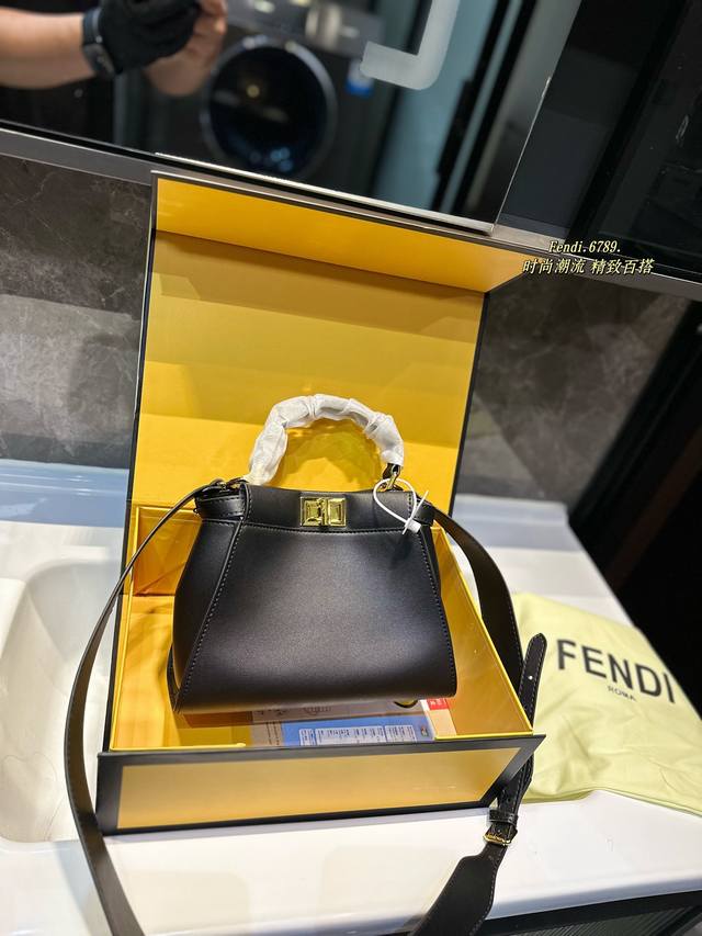 尺寸：23*19cm 躲猫猫 Fendi 芬迪 22ss款软皮系列 忍藏的小怪兽可爱又淘气！