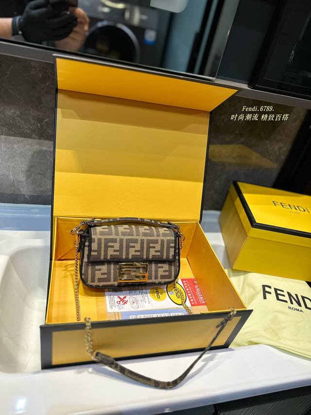 礼盒包装 Fendi Vintage法棍包 2023年米兰时装周街拍中，潮人们背的最多的包包大概就是Fendi芬迪的这款腋下包了 经典布料 有种慵慵懒懒的街头风 - 点击图像关闭