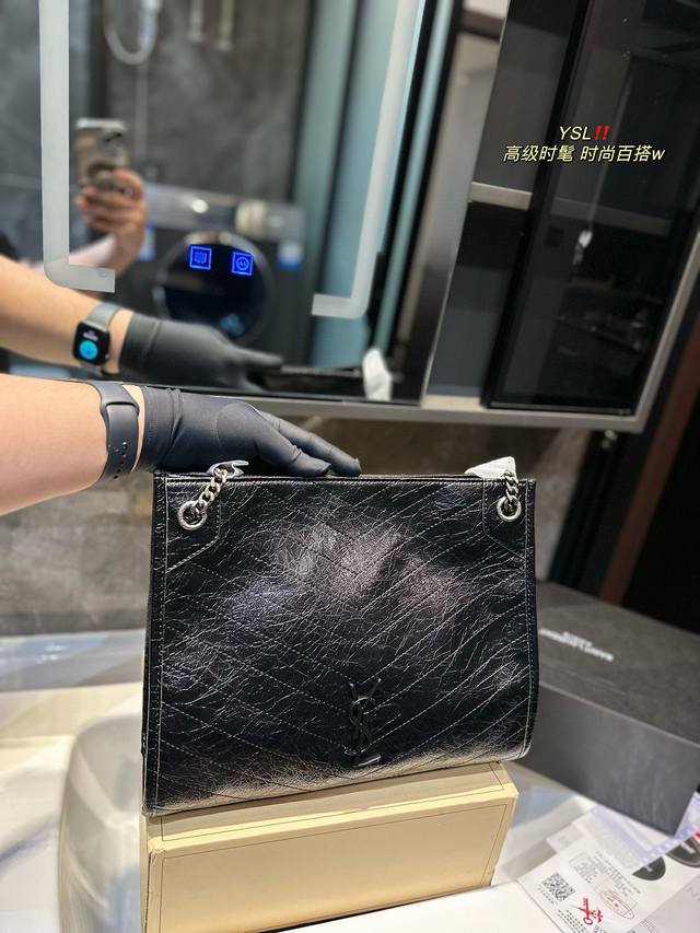 Ysl Niki Tote 通勤包 这只YSL NIKI shopping bag有中号 33cmX26cmX10cm 完美的可以装下包口有吸铁石封口，地铁_上