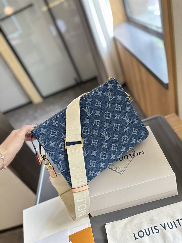 礼盒包装 LV Coussin pm牛仔抱抱包 超级经典系列 洋溢着青春气息 轻松玩转不同场合 尺寸27.20