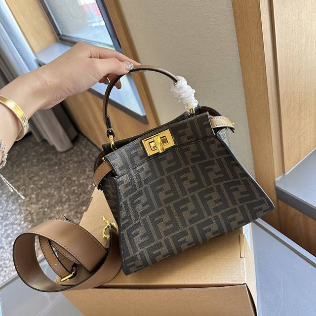 折叠礼盒包装 Fendi Peekaboo Iconic Mini一直很种草Fendi的这款“小猫包”简约时髦！我入手了黑色，更加百搭，各种场合都能背皮质超级柔