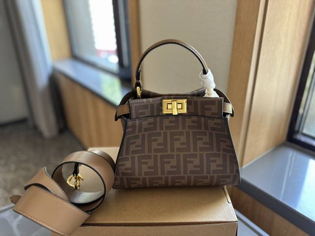 折叠礼盒包装 Fendi Peekaboo Iconic Mini一直很种草Fendi的这款“小猫包”简约时髦！我入手了黑色，更加百搭，各种场合都能背皮质超级柔