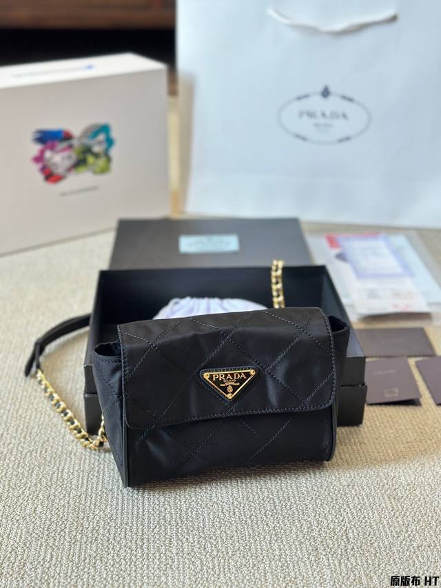 原版布 Prada 中古款尼龙菱格链条腰包 1 Prada 中古款尼龙菱格链条腰包再次登场！这款单肩斜挎包以其出色的材质和时尚设计备受青睐。 土产品特色： 包身