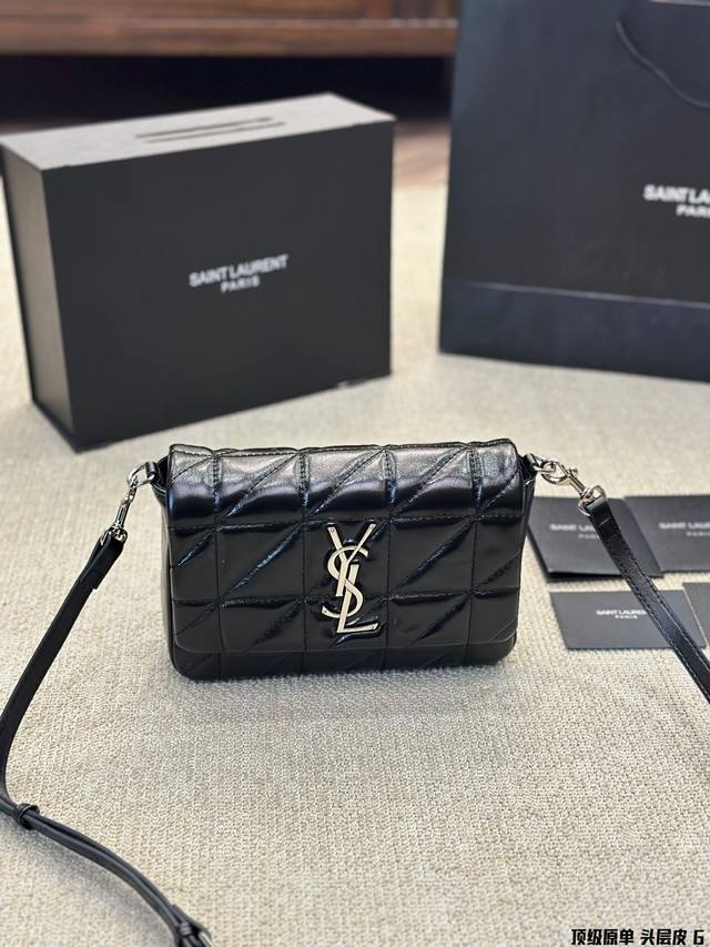 顶级原单头层皮 Ysl 口盖包 慵懒随性又好背 上身满满的惊喜 高级慵懒又随性 彻底心动的一只 size：22 16cm