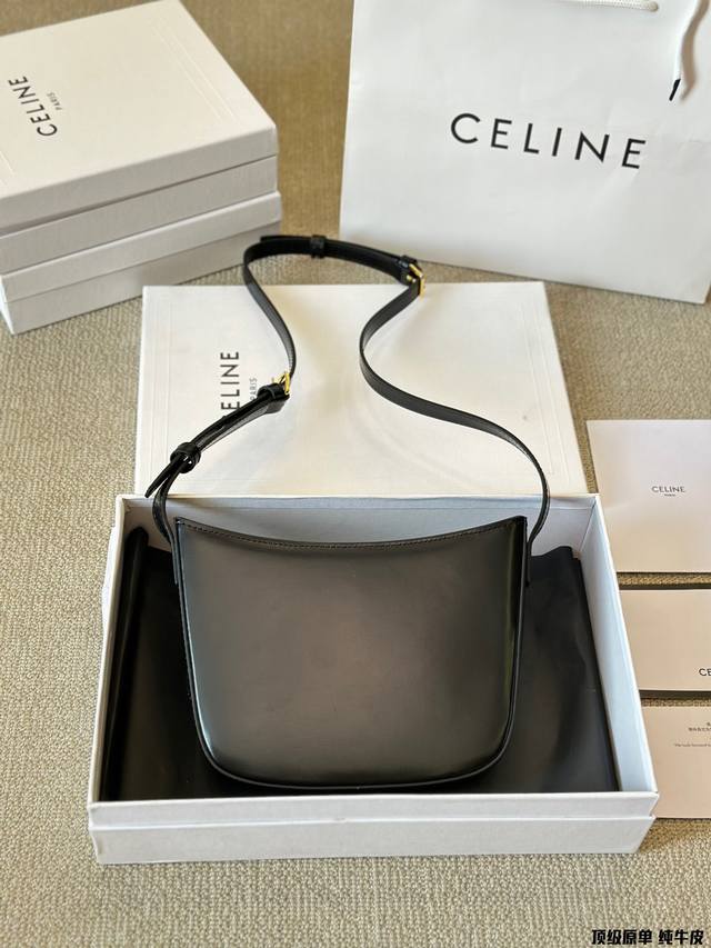 顶级原单 纯牛皮 CELINE 24s 春夏1拥有简约的设计，是对CELINE单肩包产品的补充，纤巧的硬结构造型和短肩背设计相结合，日常百搭V 牛皮革，羊皮革村