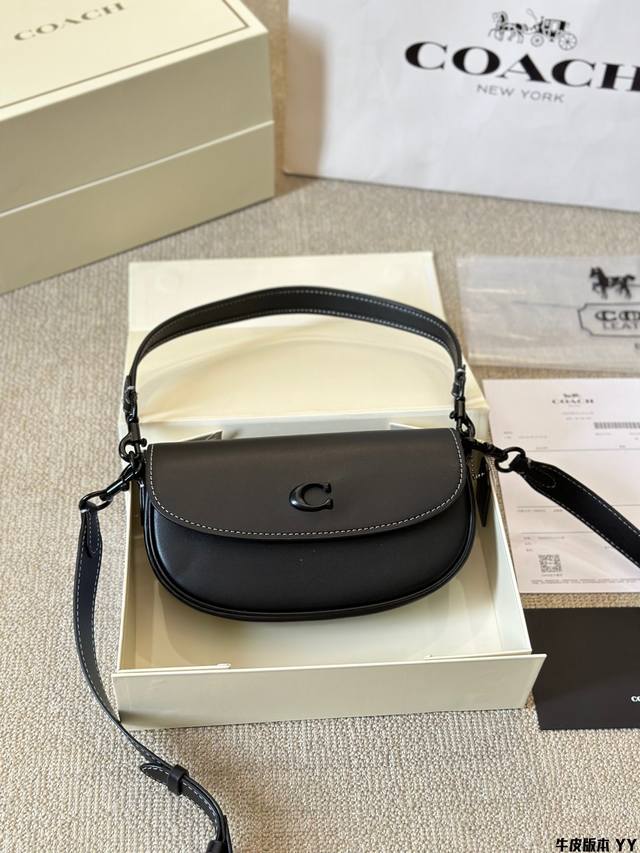 牛皮版本 Coach Emmy Saddle Bag 23 将茶玫瑰与 COACH 7大经典元素之一的旋锁相结合。茶玫瑰富有立体感和层次感，与包身皮质同色，淡化