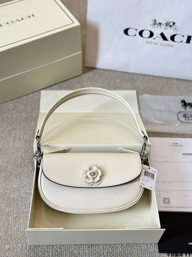 牛皮版本 Coach Emmy Saddle Bag 23 将茶玫瑰与 COACH 7大经典元素之一的旋锁相结合。茶玫瑰富有立体感和层次感，与包身皮质同色，淡化