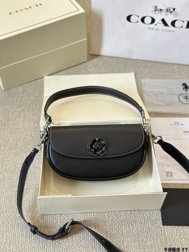 牛皮版本 Coach Emmy Saddle Bag 23 将茶玫瑰与 COACH 7大经典元素之一的旋锁相结合。茶玫瑰富有立体感和层次感，与包身皮质同色，淡化