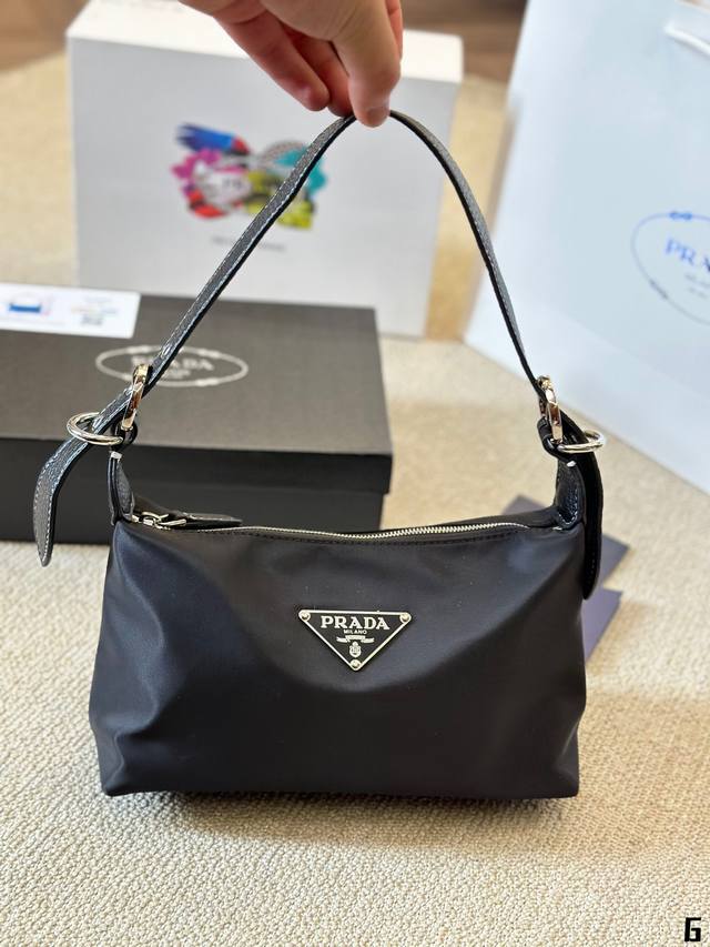 size: 25*14cm Prada hobo中古腋下包 皮质肩带更复古硬挺一些 多了一份随意和简单，完全的时尚百搭！