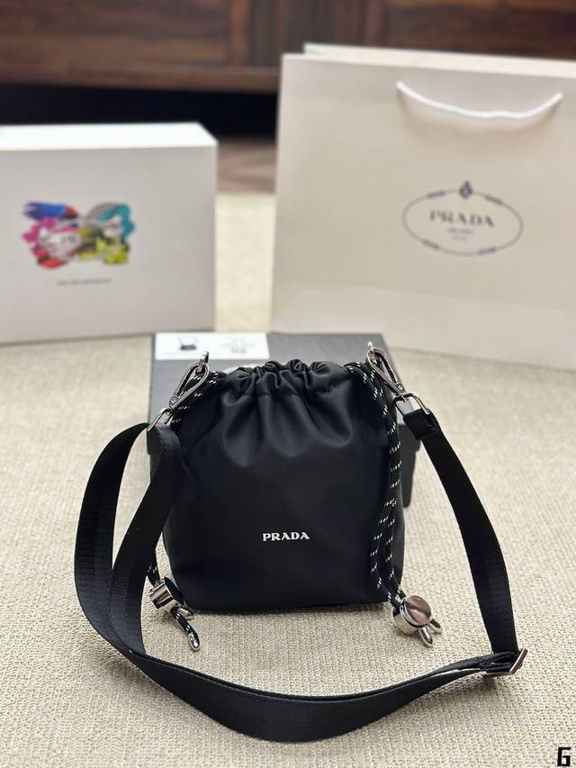 size: 16 22cm Prada 抽绳 水桶包 皮质肩带更复古硬挺一些 多了一份随意和简单，完全的时尚百搭！