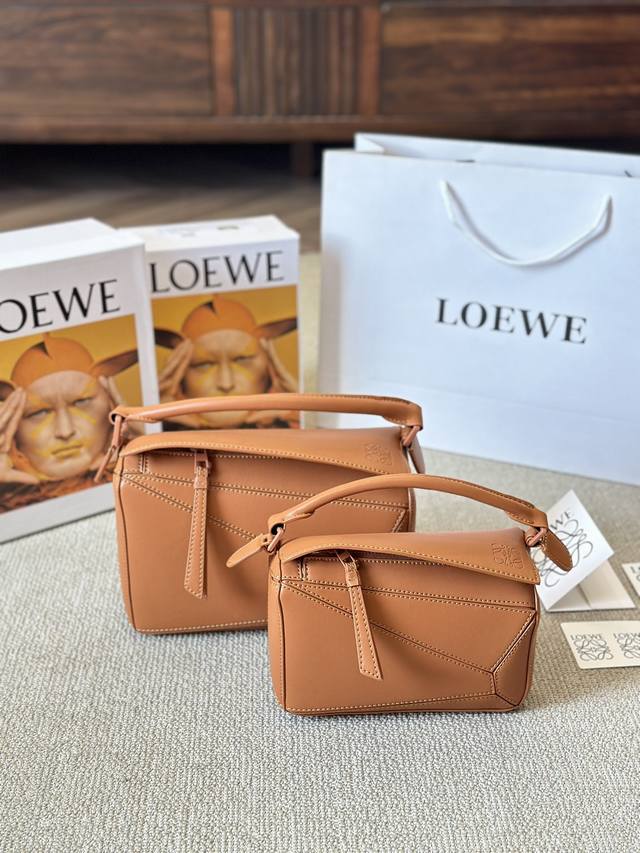 牛皮版本 Loewe 新秀款展示 罗意威 几何包 爱惨了这精致高级范儿！ 汤唯 杨幂孙千李一桐 雎晓雯.同款 最新秀款Paseo几何包 包包界的一股清流~ 纳帕