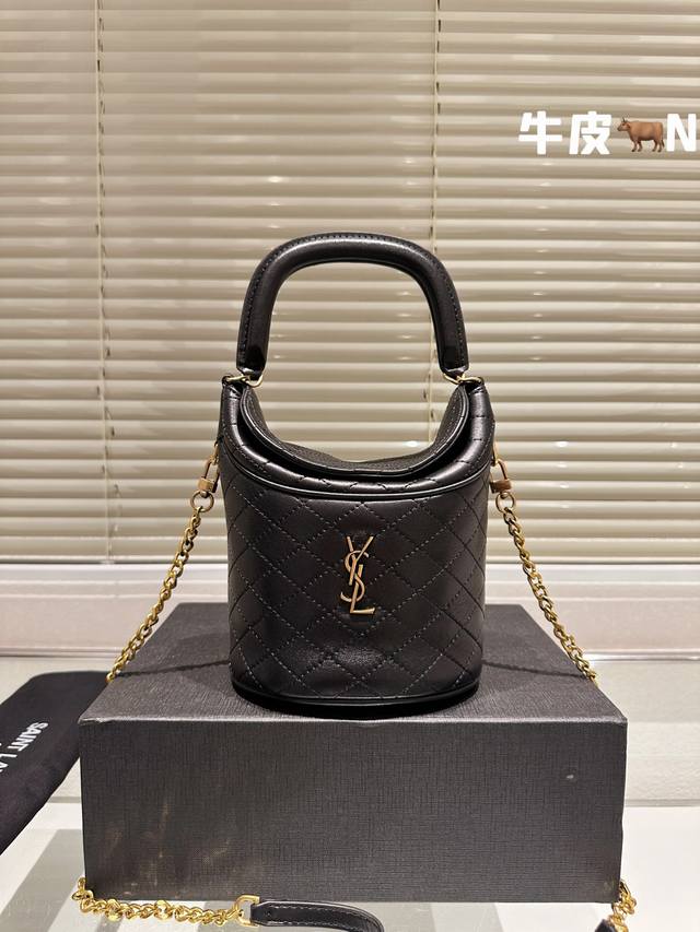 牛皮 Ysl 手提斜挎包 慵懒随性又好背 上身满满的惊喜 高级慵懒又随性 彻底心动的一只 size：17.19