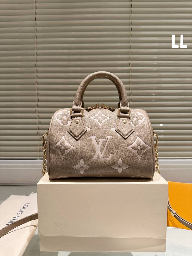 礼盒 Lv speedy 20cm枕头包 无论版型 内里和专柜毫无差别 真正原版复刻 内里可拆卸 火遍全球的爆款机场大包 机车女神包 明星同款 贵气而充满活力的 - 点击图像关闭