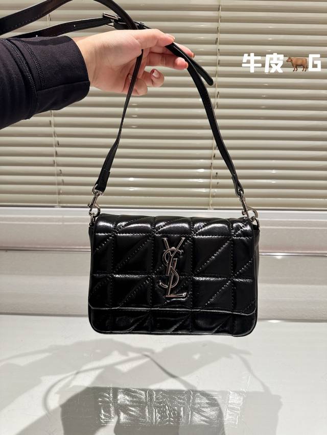 头层皮 纯皮 Ysl 口盖包 慵懒随性又好背 上身满满的惊喜 高级慵懒又随性 彻底心动的一只 size：20cm