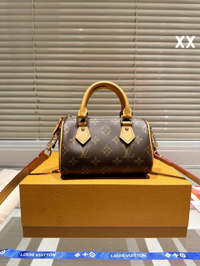 LV Nano Speedy 16 枕头包 LV 新款系列 枕头包 手袋,全网首发 LV Speedy nano 枕头包这款Retiro 手袋以标志性 经典永恒