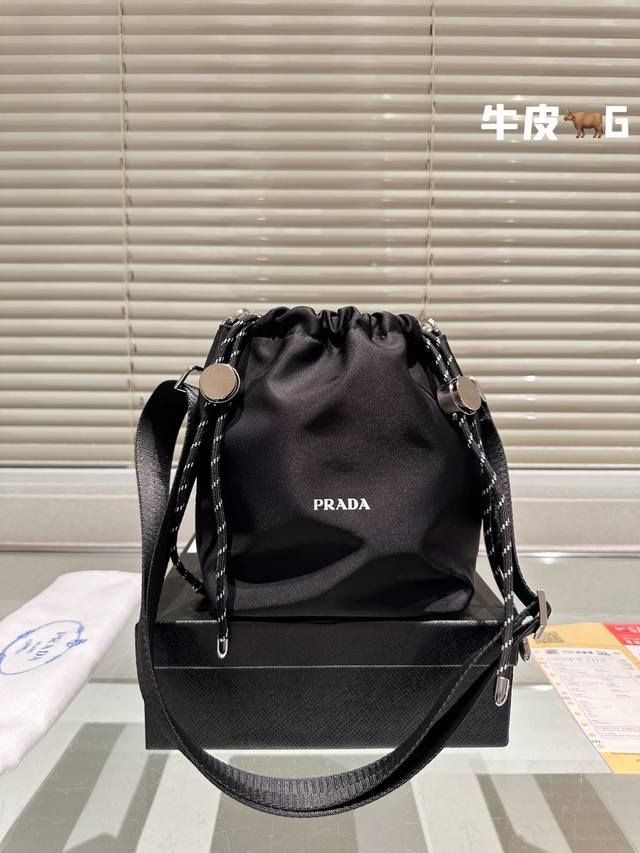 size: 16 22cm Prada 抽绳 水桶包 皮质肩带更复古硬挺一些 多了一份随意和简单，完全的时尚百搭！ - 点击图像关闭