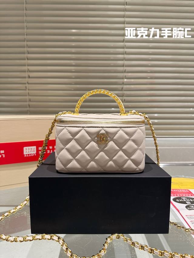 小羊皮 亚克力手腕 chanel23s 手柄羊皮黑色长盒子 chanel 23s 羊皮长盒子 羊皮看起来有高贵范 喜欢的人依然很爱 羊皮娇贵一些些，字母手柄一样