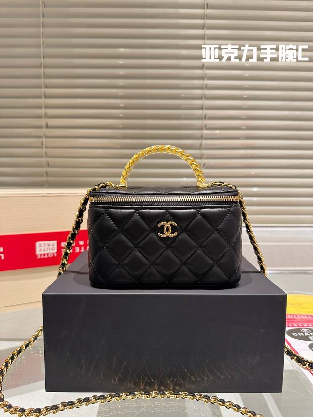 小羊皮 亚克力手腕 chanel23s 手柄羊皮黑色长盒子 chanel 23s 羊皮长盒子 羊皮看起来有高贵范 喜欢的人依然很爱 羊皮娇贵一些些，字母手柄一样