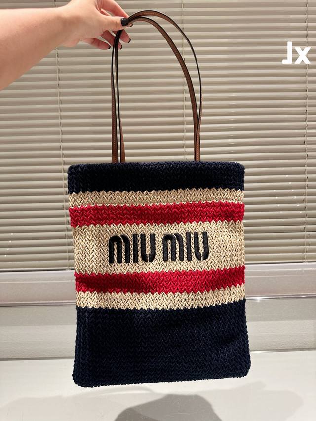 夏日限定 无盒！ size :30cm miumiu夏日限定沙滩包 草编系列新品 当然这个色彩是最吸引 蓝色杏色搭配 是夏天的颜色哦！