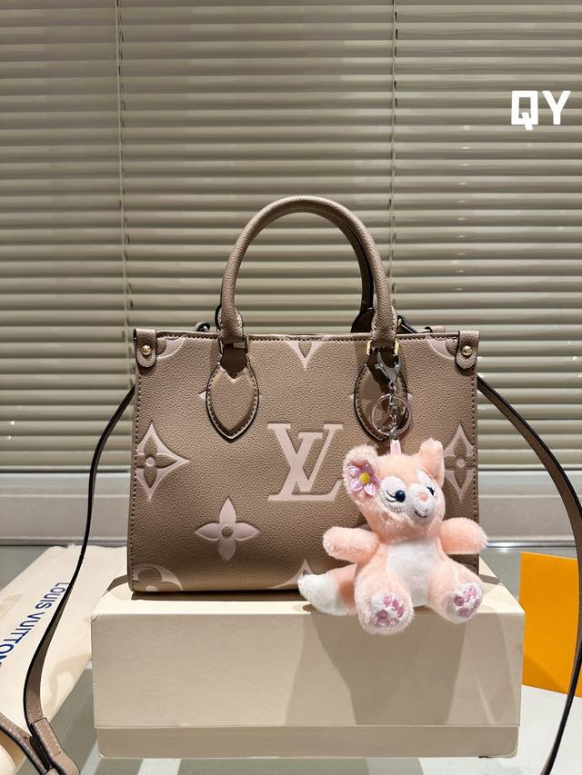 牛皮版本 配挂件 LV Onthego 25cm 压字 丛林包 时尚托特包 大象灰 折叠礼盒 原单品质 Lv A B面喷绘 onthego妈咪袋 性价比之王这是 - 点击图像关闭