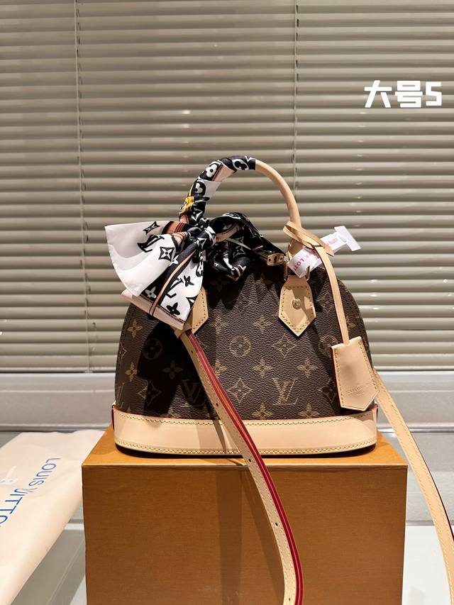 牛皮版本 Lv lv alma 贝壳包 原版高品质 包包这款Retiro 手袋以标志性的老花面料制成 经典永恒。优雅低调的外形设计和宽敞的包身更加入了实用性。使