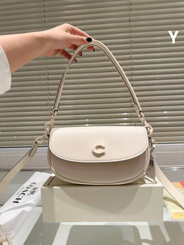 牛皮版本 Coach Emmy Saddle Bag 23 将茶玫瑰与 COACH 7大经典元素之一的旋锁相结合。茶玫瑰富有立体感和层次感，与包身皮质同色，淡化